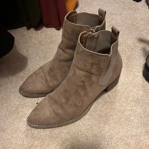 Universal Thread Pointed Toe Heeled Booties